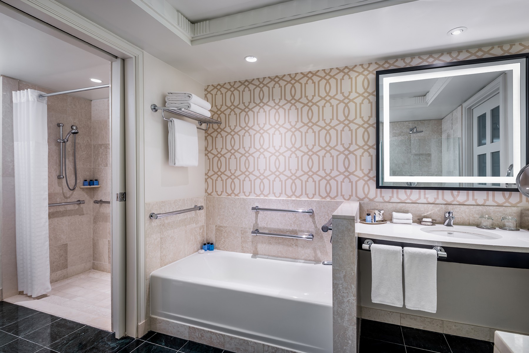 Photo of the hotel Sofitel Washington DC Lafayette Square: Ada bathroom 1